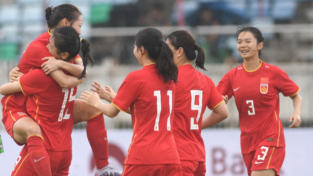中国国家女足队员在比赛中展现出团结和拼搏精神